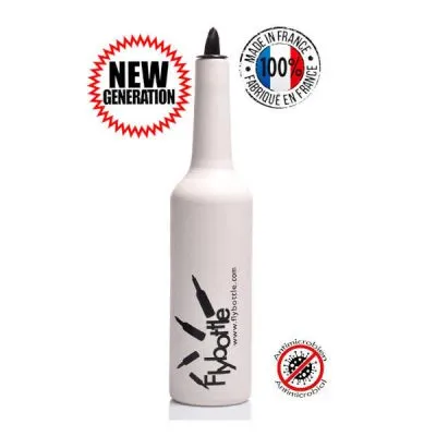 Zdjęcie produktowe na białym tle. Butelka gumowa treningowa