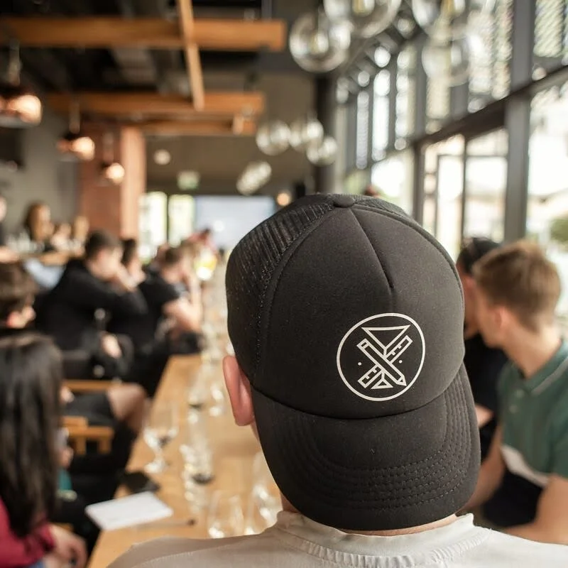 Uczestnicy zgromadzeni w przestronnej sali podczas wydarzenia Better Bar Show w Gdańsku, z barmanami prezentującymi nowe techniki i koktajle na głównej scenie.