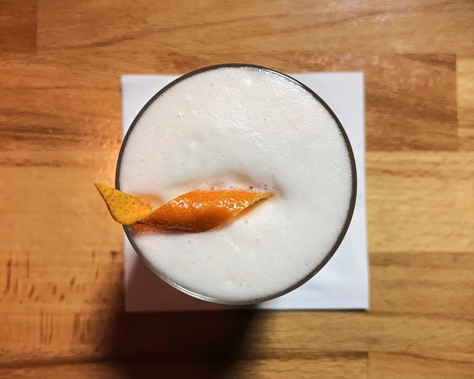 whisky sour widziane od góry