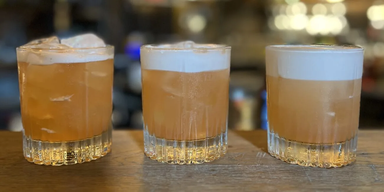 Porównanie Whisky sour z białkiem przygotowane metodą Dry Shake, Revers Dry shake i bez metody. 