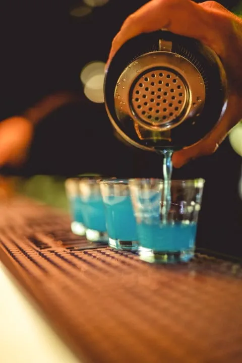 Przelewanie shotów kamikaze