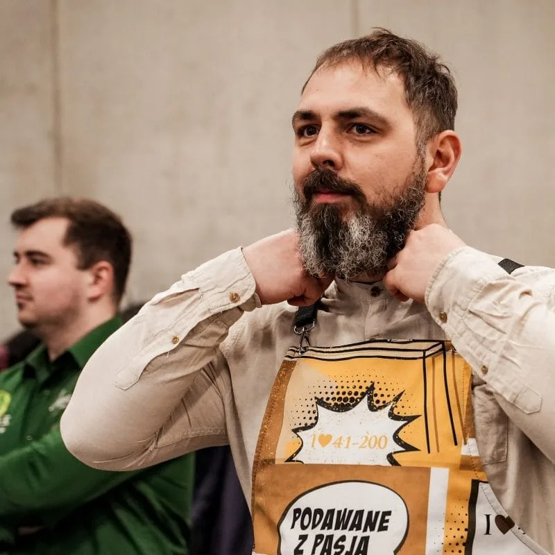 Zdjęcie przedstawia barmana z koktajlbaru Magazyn mieszczącego się w Katowicach